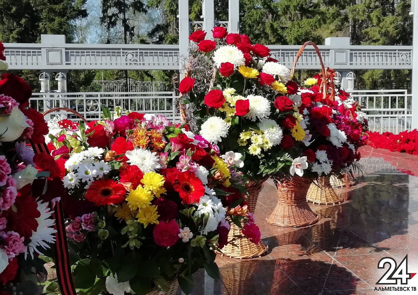 Празднование Дня Победы в Альметьевске традиционно началось с возложения цветов к «Вечному огню».